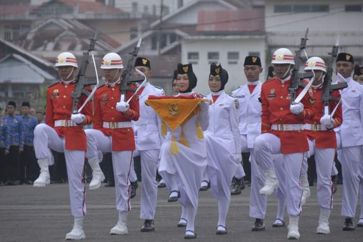 Nazwina Humairah siswi SMA N. 1 saat membawa baki berisi bendera Merah Putih di peringatan HUT Kemerdekaan RI ke. 78, Kamis (17/8/2023).